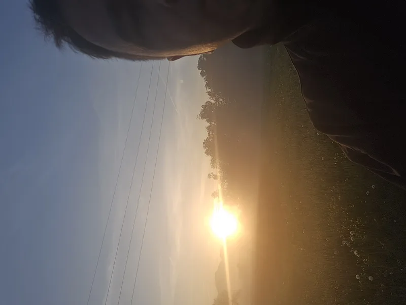 Orange gefärbter Himmel beim Sonnenaufgang am 28. April 2025